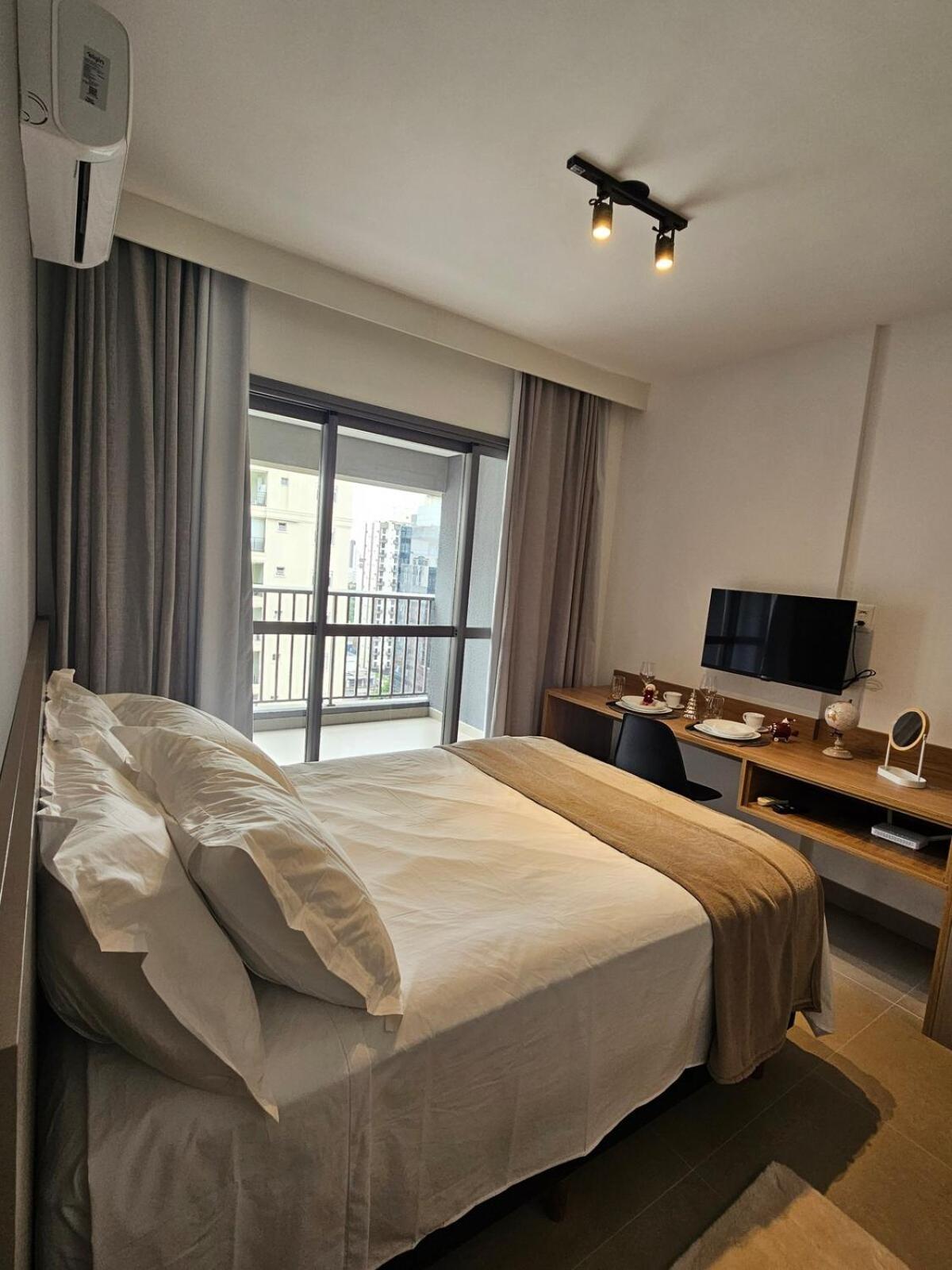 Apartamento Em Moema Ao Lado Do Metro, *